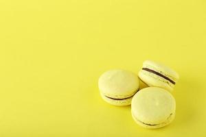 französische Macarons auf gelbem Hintergrund