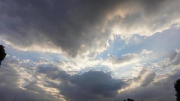 der sonnenuntergang himmel panoramablick mit den bunten wolken am himmel foto