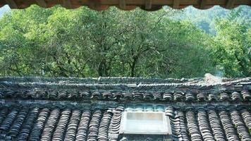 Die schöne Aussicht auf das chinesische Dorf auf dem Land mit den alten traditionellen Gebäuden, umgeben von der natürlichen Umgebung foto