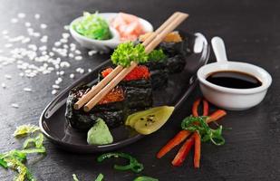 japanisches Sushi-Set mit Meeresfrüchten