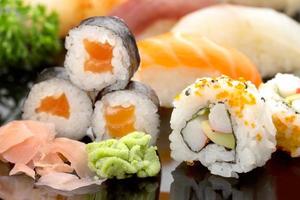 Sushi auf schwarzem Teller foto