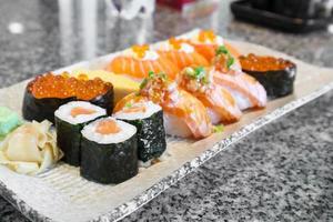 Sashimi-Sushi-Set auf Teller japanisches Essen foto