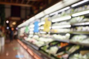 Abstrakte Unschärfe organisches frisches Obst und Gemüse in Lebensmittelregalen im Supermarktgeschäft defokussierter Bokeh-heller Hintergrund foto