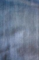 textur von blue jeans textil hautnah foto