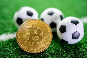 Gold-Bitcoin mit Fußball oder Fußball, Kryptowährung, die bei Online-Sportwetten verwendet wird. foto