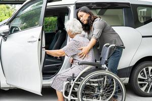 betreuer tochter hilfe und unterstützung asiatische seniorin oder ältere dame patientin bereiten sie vor, zu ihrem auto zu gelangen. foto