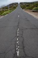 straße an bewölktem tag im el teide nationalpark foto