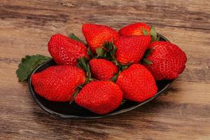 Reife süße Erdbeere mit Blatt foto