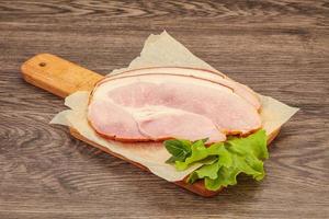 geschnittener Schweinebauch über Bord foto