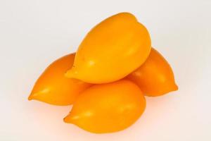 Reife gelbe Tomate getrennt auf Weiß foto
