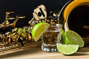Saxophon und Tequila mit Limette foto