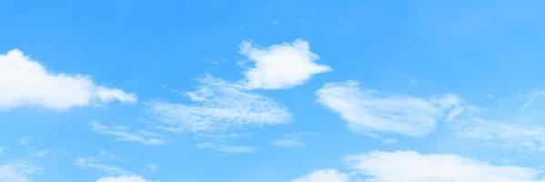 blauer Himmel und weiße Wolken foto