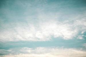 blauer Himmel mit Wolke foto