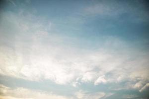 blauer Himmel mit Wolke foto