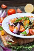 Salat mit Auberginen, Paprika, Tomaten, roten Zwiebeln und Salat foto