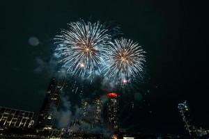 feuerwerk auf dem fluss im dunklen himmel foto