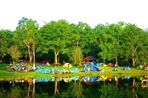 gruppe von glücksmenschen campingzelt mit kleinem wald und dem see im naturstudien- und ökotourismuszentrum jetkod-pongkonsao, saraburi, thailand. foto