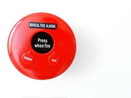 Nahaufnahme roter Feueralarmknopf isoliert auf weißem Hintergrund mit rechtem Leerzeichen foto