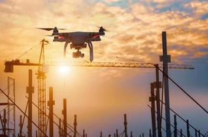 Drohne über Baustelle. Videoüberwachung oder Industrieinspektion foto