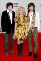 los angeles 21. nov - die band perry reid perry, kimberly perry, neil perry kommt bei den 2010 american music awards im nokia theater am 21. november 2010 in los angeles, ca foto