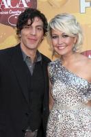 los angeles 6. dez. - steel magnolia joshua scott, meghan linsey kommt am 6. dezember 2010 in las vegas, nv, zu den 2010 american country awards in der mgm grand garden arena foto