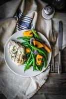 Gegrillte Hähnchenbrust mit Gemüse foto