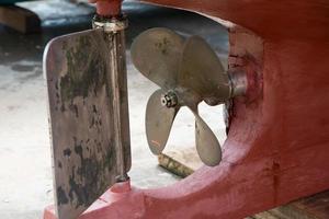 Boot aus dem Wasser. Nahaufnahme von Propeller und Ruder. Asturien foto