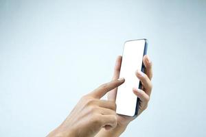 Männer berühren Telefonbildschirm isoliert auf weißem Hintergrund foto