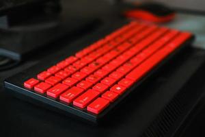 Nahaufnahme der roten Computertastatur foto