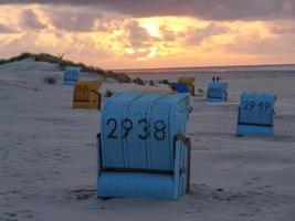 sommerabend am strand von juist foto