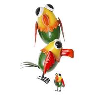 Papageienvogel aus Eisenmetall isoliert auf weißem Hintergrund mit Ausschnitt