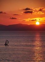 Yacht bei Sonnenuntergang foto