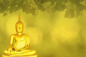 Makha Asanaha Visakha Bucha Day goldenes Buddha-Bild. Hintergrund von Bodhi-Blättern mit leuchtendem Licht. weiches Bild und weicher Fokusstil foto