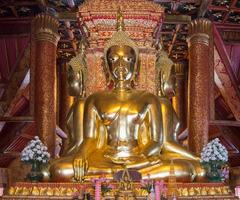 Goldene Buddha-Statue ist gedrungen foto