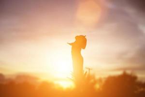 Kindersilhouette, Momente der Freude des Kindes. auf dem natursonnenuntergang foto