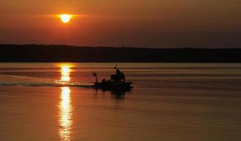 Fischboot und Sonnenuntergang foto