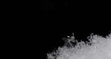 zarte durchscheinende Kristalle im Schneepanorama foto