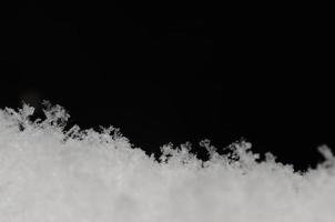 flauschiger schnee auf schwarz foto