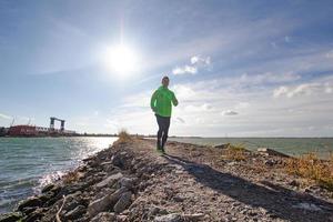 Läufertraining an sonnigen Tagen, Meereshintergrund foto