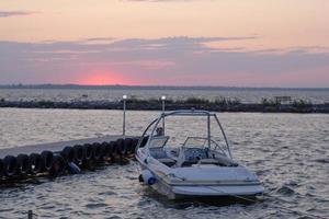 Weißes Boot während des Sonnenuntergangs foto