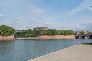 stadtbild an einem sonnigen tag in toulouse, frankreich im sommer 2022. foto