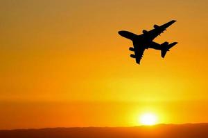 Passagierflugzeuge, die vom Flughafen abheben. transport- und tourismuskonzept foto