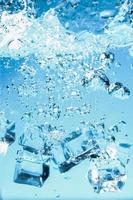 abstraktes Hintergrundbild von Eiswürfeln im blauen Wasser. foto