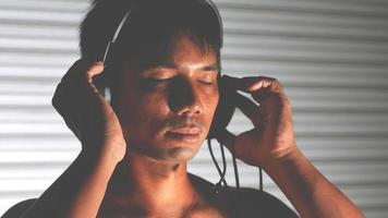asiatische männer, die entspannt musik hören foto
