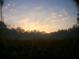 Sonnenuntergangmorgen mit viel Nebel foto