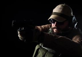 bewaffneter Soldat bereit für den Kampf. militärisches Konzept. foto
