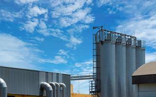 landwirtschaftliches Silo in der Futtermühlenfabrik. Großer Tank zur Lagerung von Getreide in der Futtermittelherstellung. Saatgutturm für die Tierfutterproduktion. kommerzielles Futter für die Vieh-, Schweine- und Fischindustrie. foto