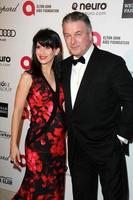 los angeles, feb 22 - hilaria baldwin, alec baldwin bei der elton john oscar party 2015 im city of west hollywood park am 22. februar 2015 in west hollywood, ca foto