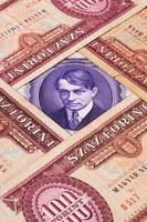 verschiedene ungarische Banknoten auf dem Tisch foto