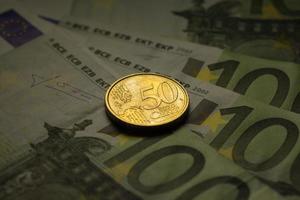 Euro-Münzen und Banknoten Geld.